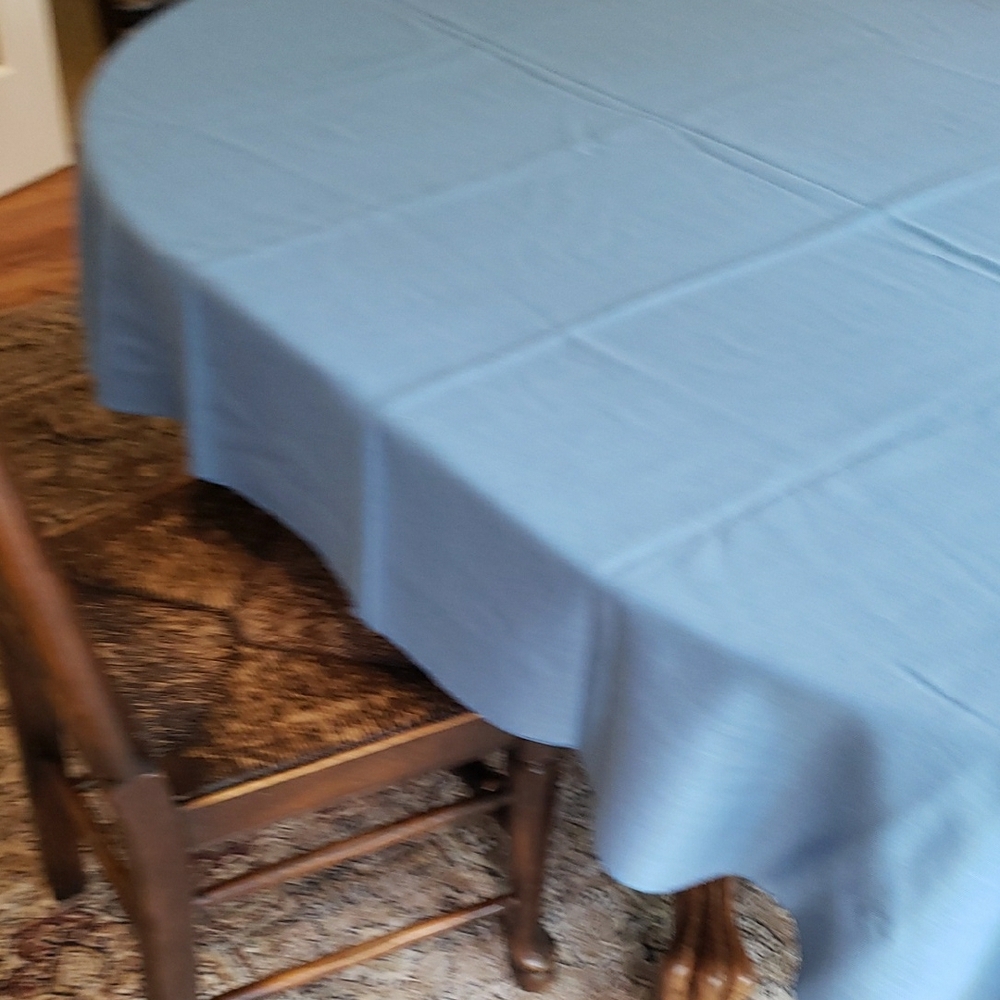 Vtg Set- Oval Light Blue Tablecloth & Napkins (7) - Picture 2 of 10